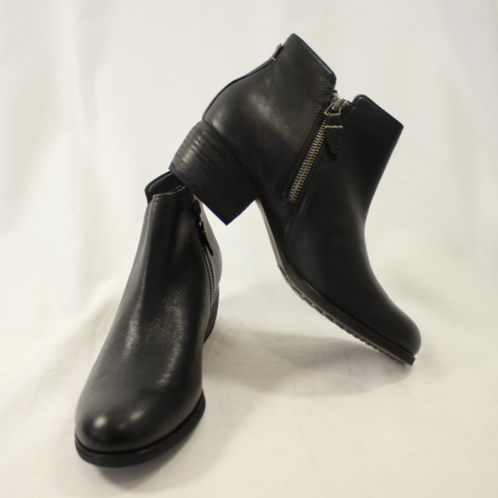 Clarks Maypearl Ramie Ankle Bootie, size 7